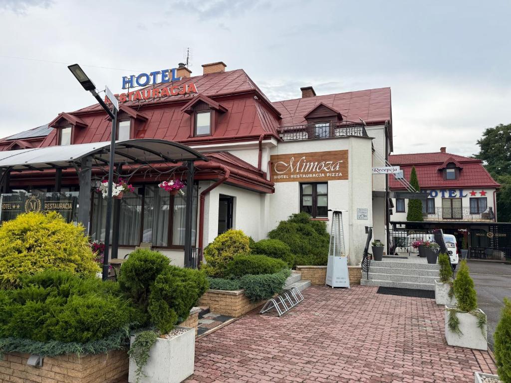 a hotel on a street with a building at Hotel Mimoza in Libusza