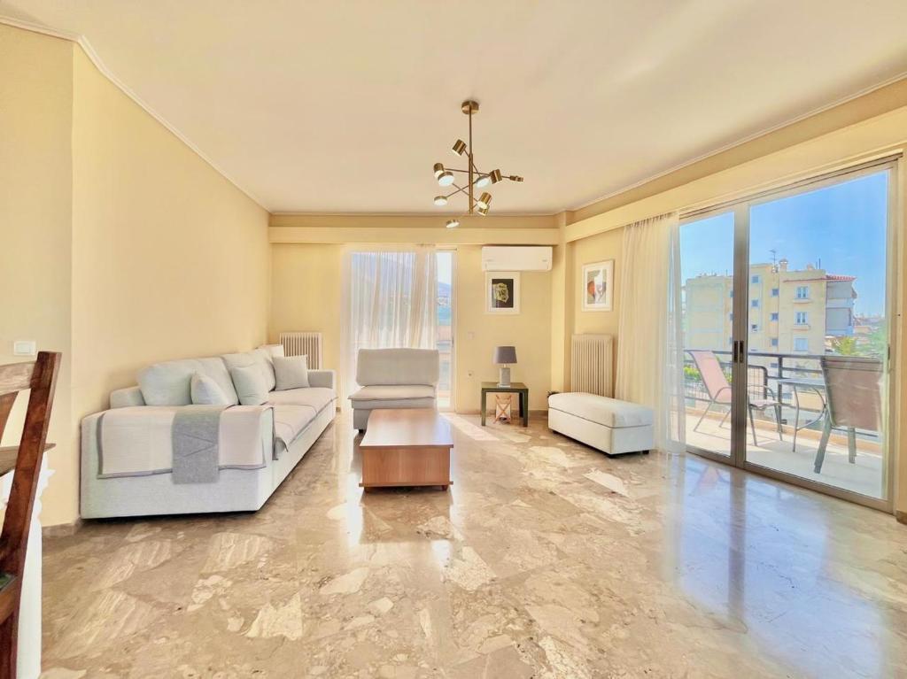 Large Apartment in Athens with Free Parking