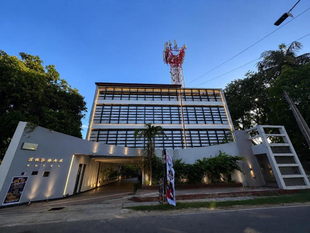 a building with a basketball hoop on top of it at Subhas Tourist Hotel in Jaffna