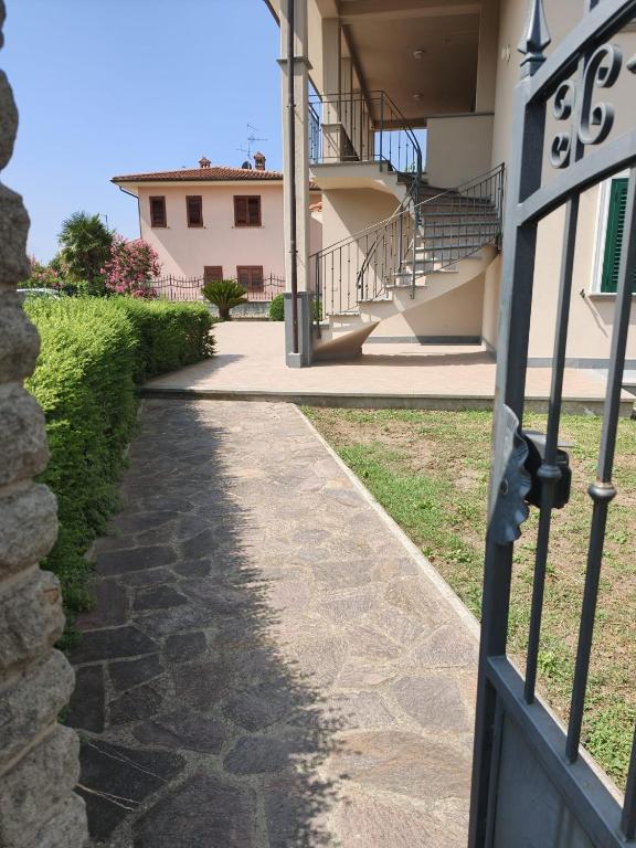 ein Tor zu einem Haus mit einem Gehweg in der Unterkunft Dolce Onda in Bolsena