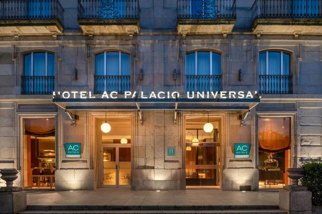 ein Gebäude mit einem Schild, auf dem „Hotel La Plaza Umbericoumnasia“ steht in der Unterkunft AC Hotel Palacio Universal by Marriott in Vigo