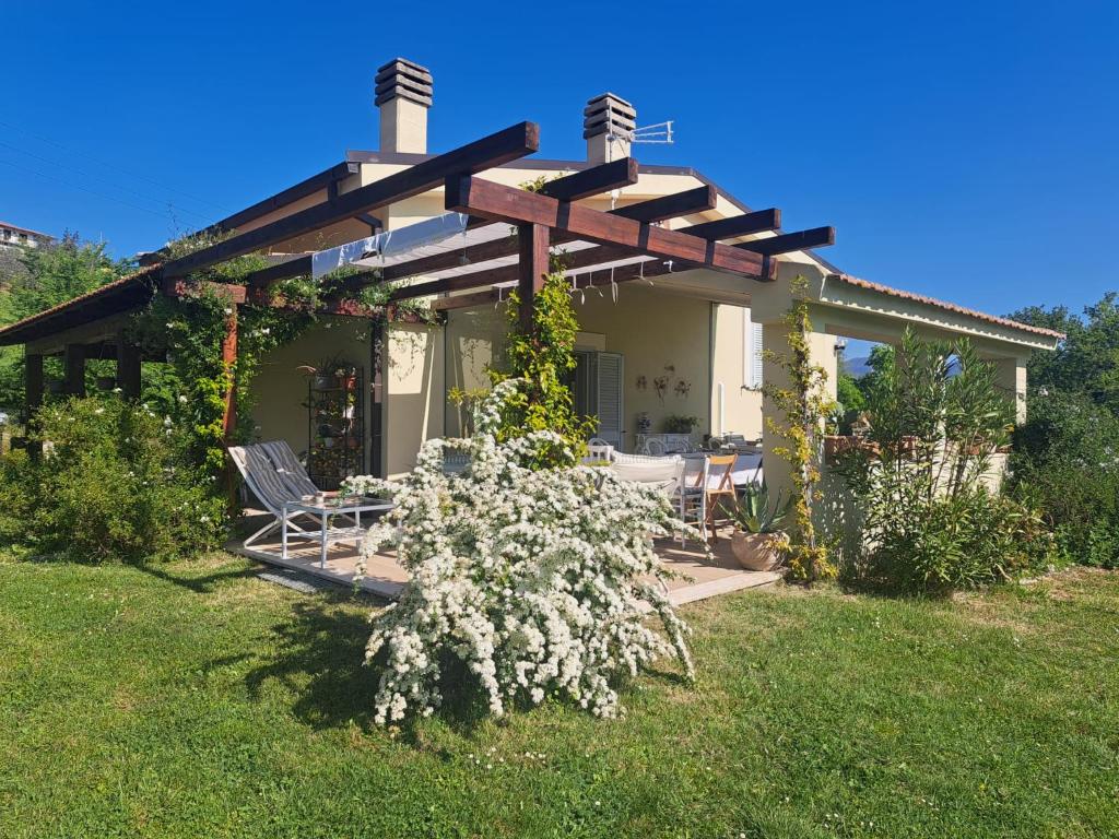 a house with a bunch of white flowers in the yard at Calliope vacanze in Terni