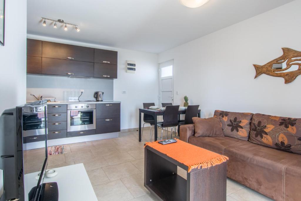 Kuchnia lub aneks kuchenny w obiekcie Apartments Domuzin
