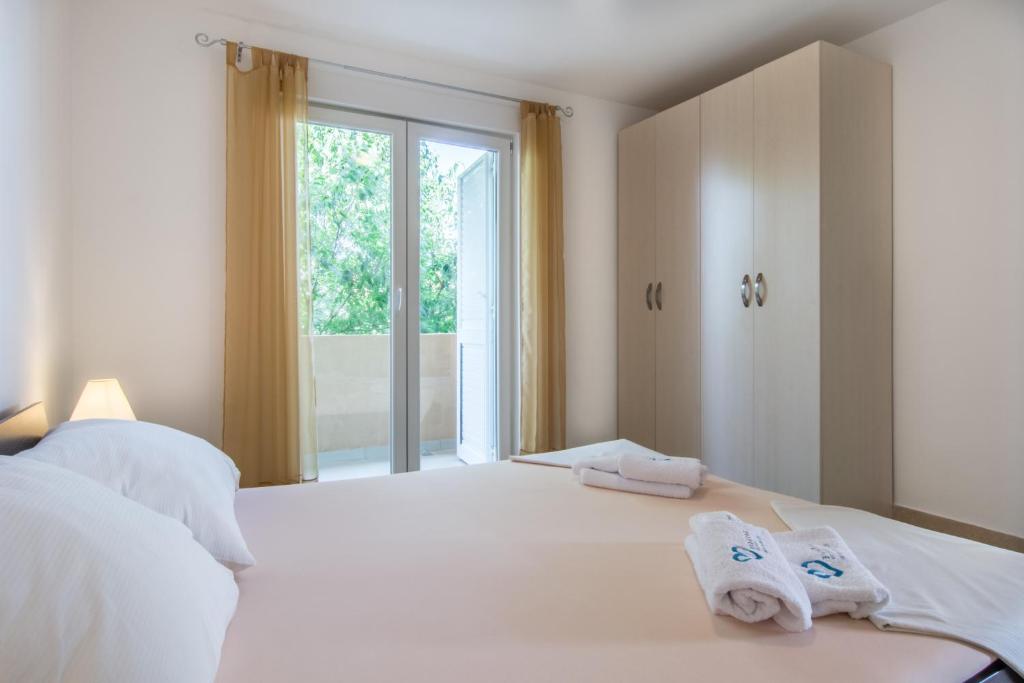 Łóżko lub łóżka w pokoju w obiekcie Apartments Domuzin