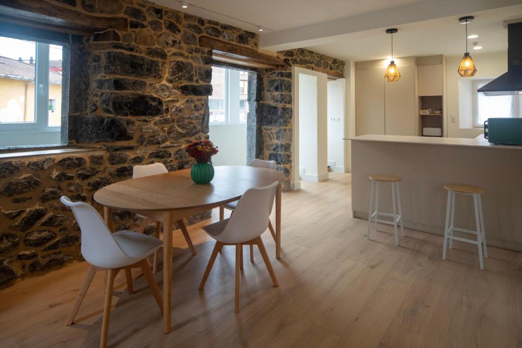 a kitchen and dining room with a table and chairs at Un buen día in Ramales de la Victoria