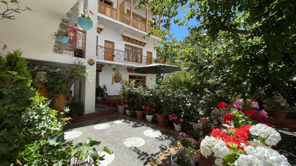 a courtyard with flowers and plants in a building at Hotel shaynam in Leh