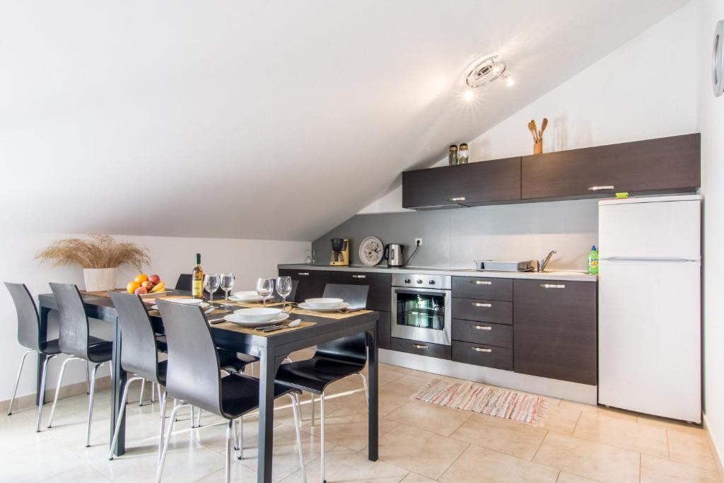Kuchnia lub aneks kuchenny w obiekcie Apartments Domuzin