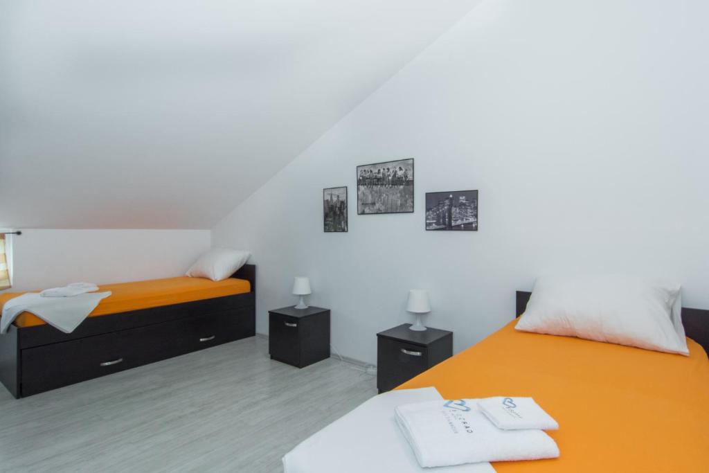 Łóżko lub łóżka w pokoju w obiekcie Apartments Domuzin