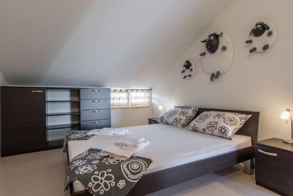 Łóżko lub łóżka w pokoju w obiekcie Apartments Domuzin