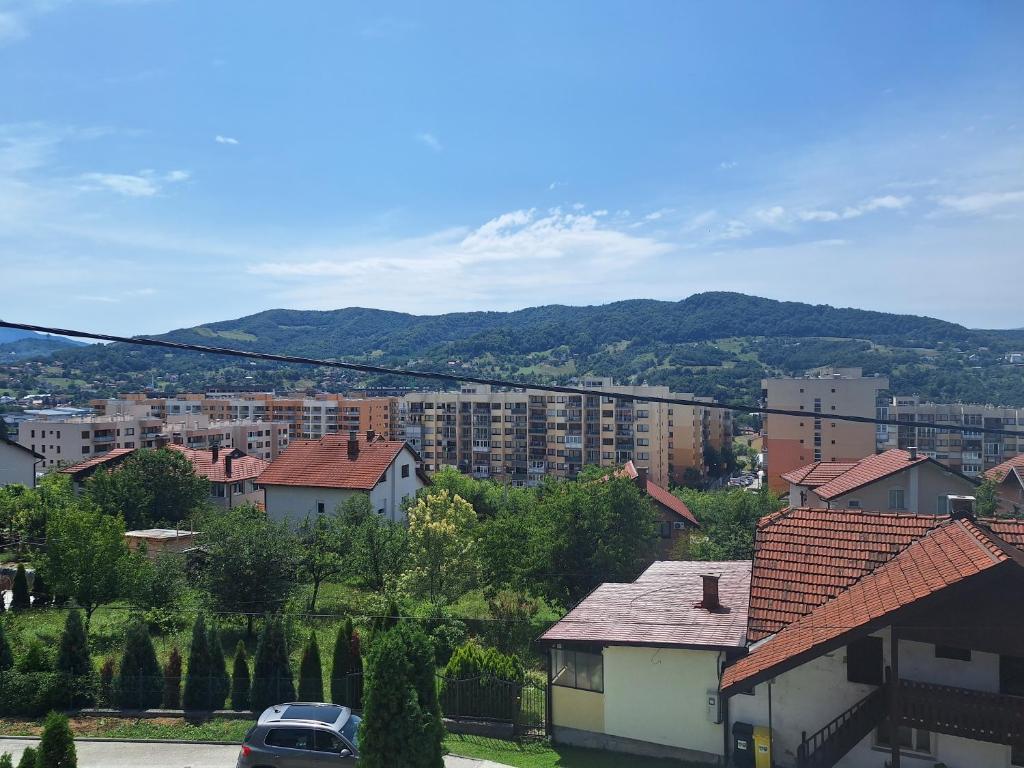Blick auf eine Stadt mit Gebäuden und Bäumen in der Unterkunft Apartman SELMA in Vogošća