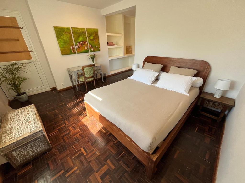 a bedroom with a large bed in a room at Grande Maison Mandrosoa in Abohijanahary