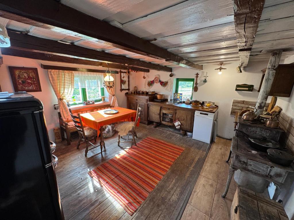 an overhead view of a kitchen with a table and a stove at Căsuța Rustică in Muncelu Mare