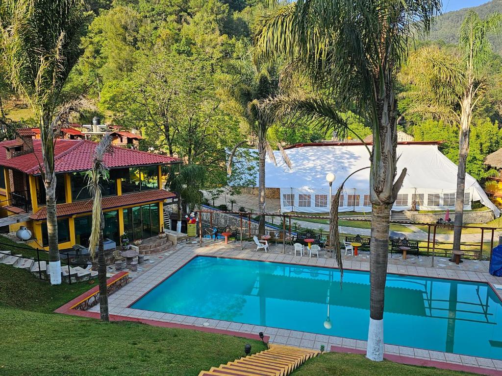 an aerial view of a resort with a swimming pool at otro rollo en Jilotepec in Jilotepec