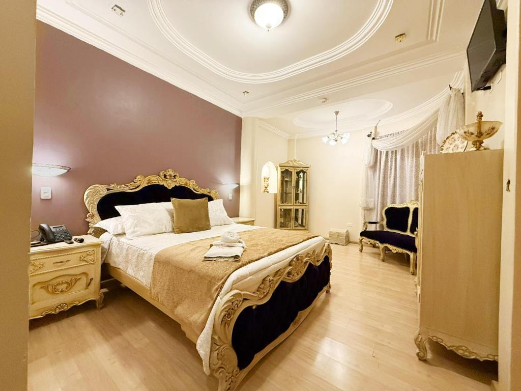 ein großes Schlafzimmer mit einem großen Bett und einer Kommode in der Unterkunft Hotel Casa Ruth Cuenca in Cuenca