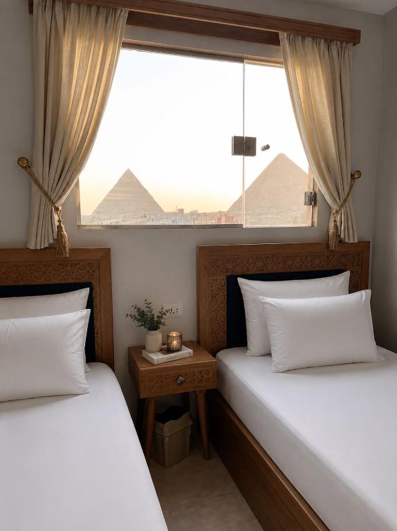 Giường trong phòng chung tại Pyramids Crypt Hotel