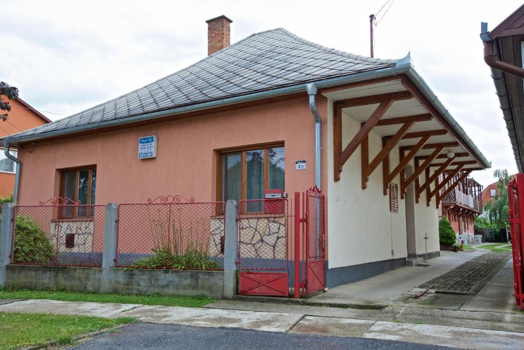 ハイドゥソボスローにあるPinczés Házの赤い扉の小さなピンクの家