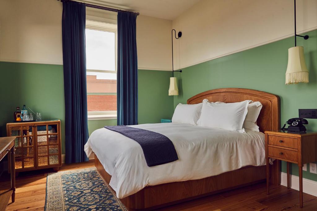 The Drayton Hotel Savannah, Curio Collection by Hilton - 
