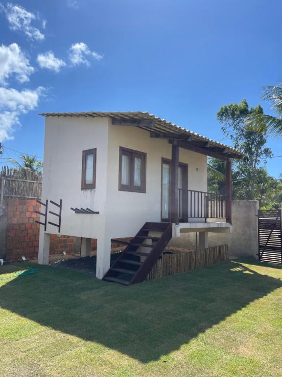 a small house with a staircase in a yard at Villa Mendonza in Cruz