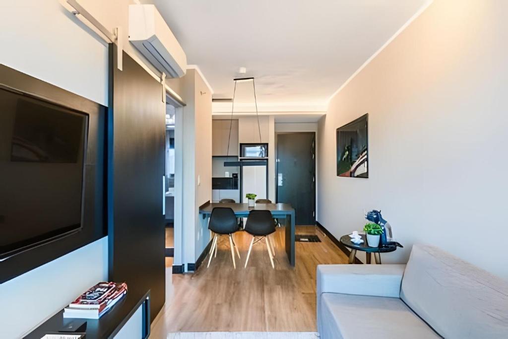 a living room with a couch and a table at Exclusivo, Moderno e Completo in Campinas