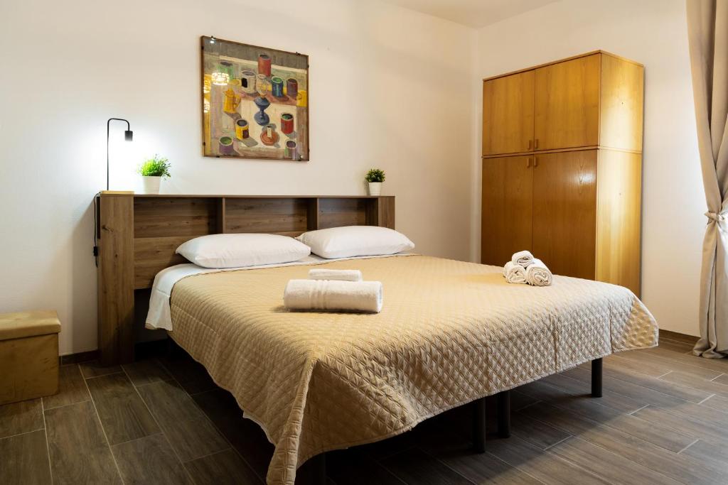 ein Schlafzimmer mit einem Bett, auf dem zwei Handtücher liegen in der Unterkunft Alifrasi in La Caletta