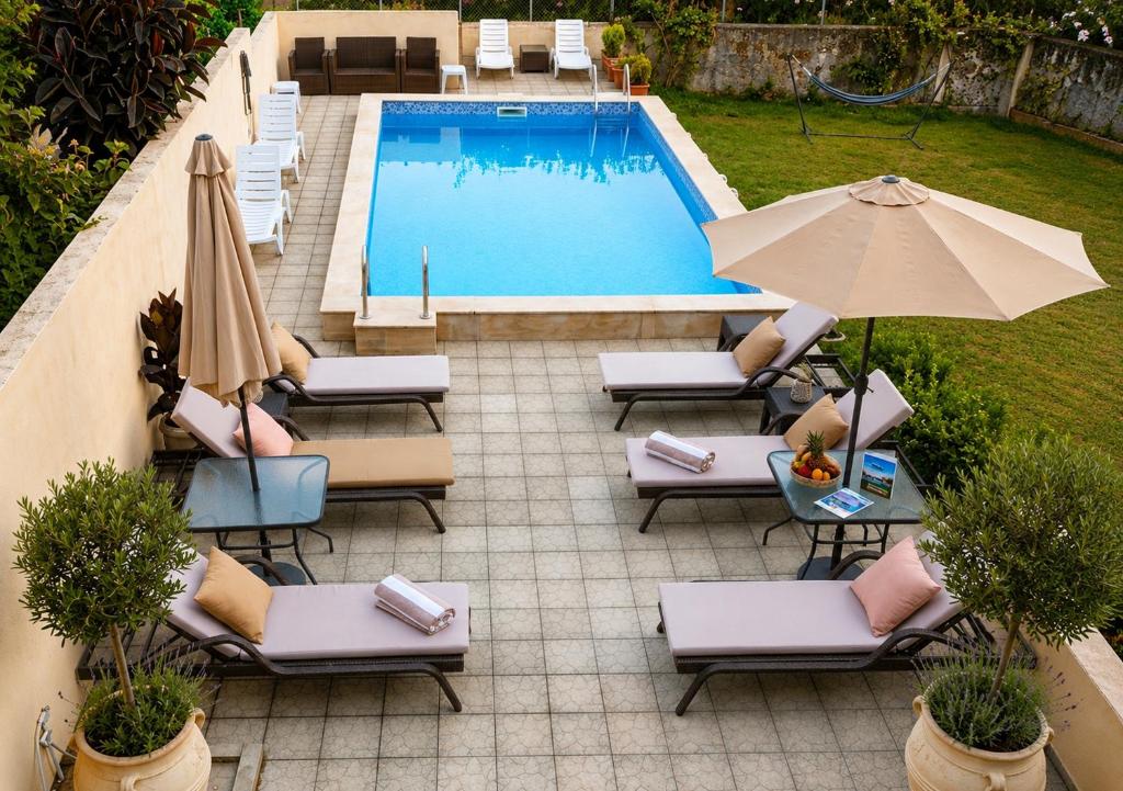 an overhead view of a pool with chairs and an umbrella at Hotel Crown in Ureki
