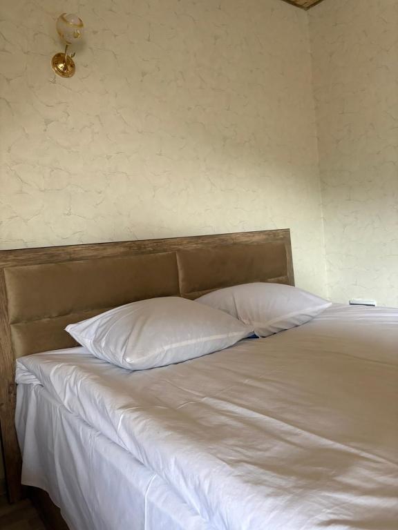 un letto con due cuscini sopra in una stanza di Ноу a Goris