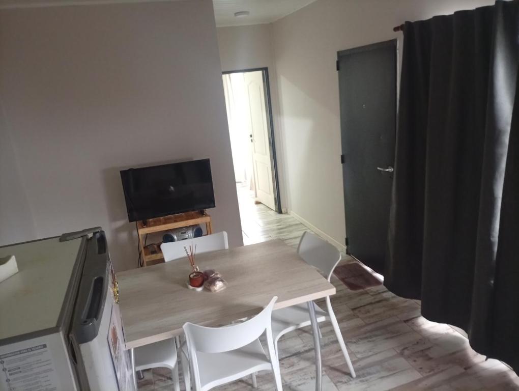 a kitchen and dining room with a table and chairs at El Refugio Tapalque in Tapalqué