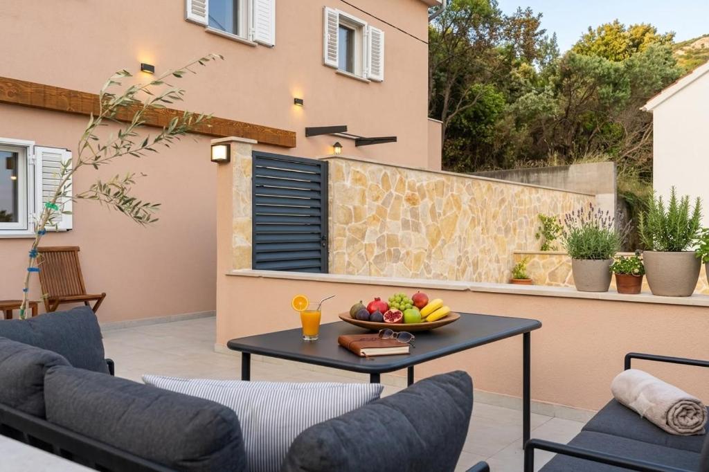 a patio with a table with a bowl of fruit on it at Casa Duea Sorores in Osredina