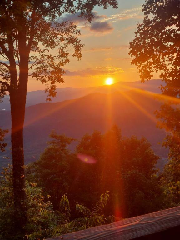 a sunset in the mountains with the sun setting at Bryson City-Spectacular Views-Heaven's Gate in Bryson City