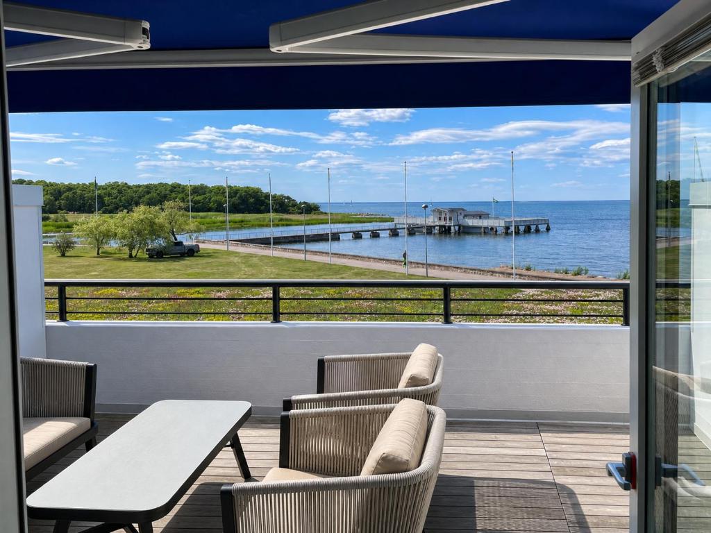 a balcony with chairs and a view of the ocean at Terrasstudion - Borgholm in Borgholm