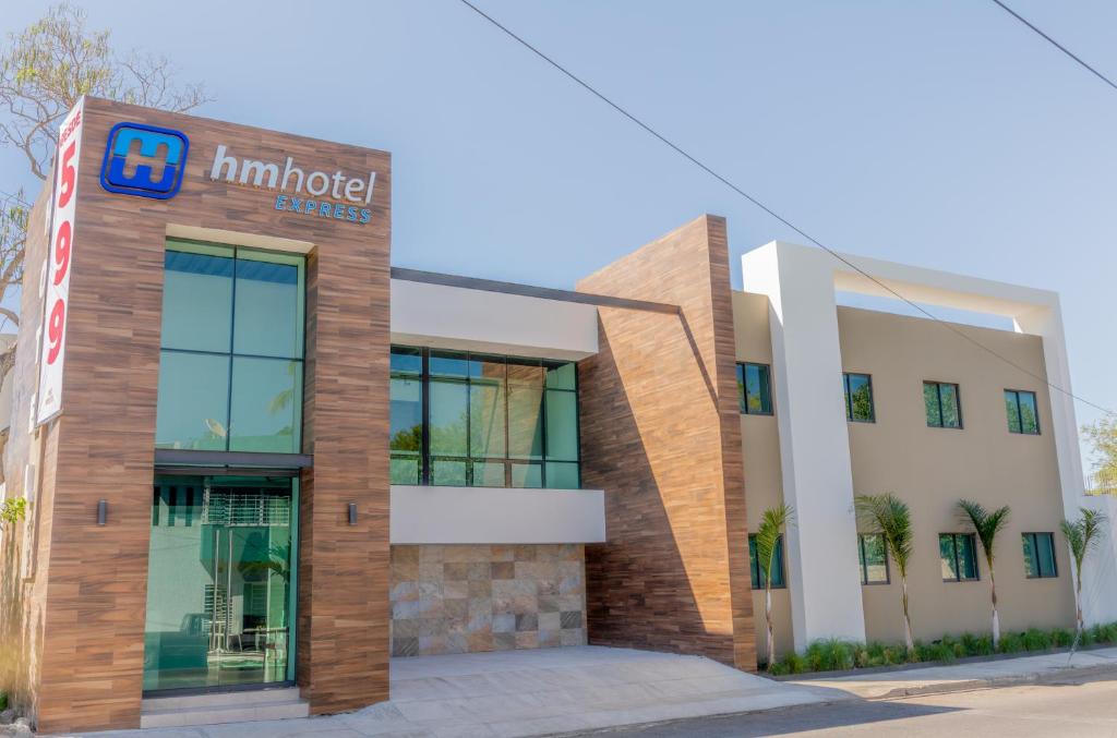 a building of the immobilier hospital at Hm Express in Colima