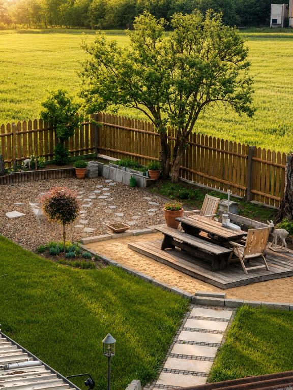 a backyard with a picnic table and a fence at Ferienwohnung Schaftnach Rednitzblick nähe Messe in Schwabach