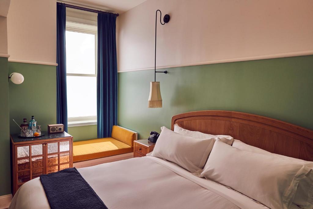 The Drayton Hotel Savannah, Curio Collection by Hilton - 