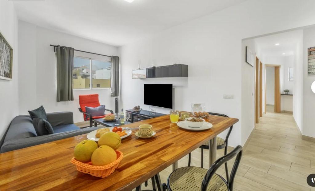 a kitchen and living room with a table with fruit on it at Apartamento IFAE 3 in Guía de Isora