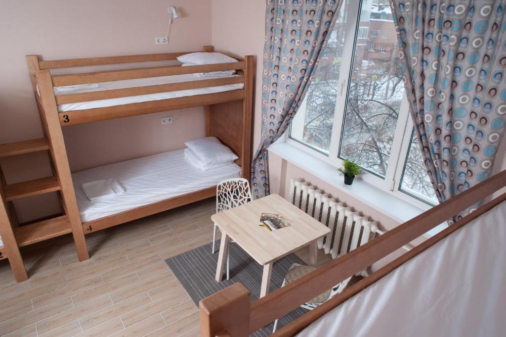 Hostel Nikolskiy emeletes ágyai egy szobában