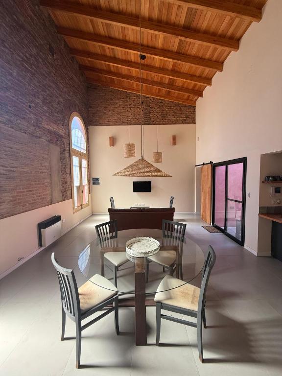 a dining room with a table and chairs at La Rosadita in Concordia