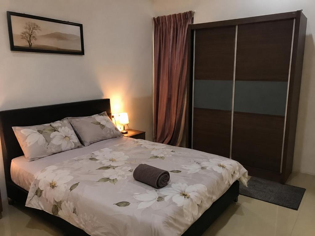 a bedroom with a bed with flowers on it at Kalimero Homestay in Pančevo