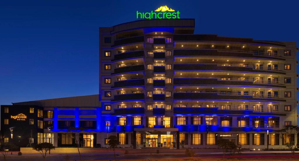 un hotel con un'insegna al neon sopra di HighCrest Hotel a As Sulaymānīyah