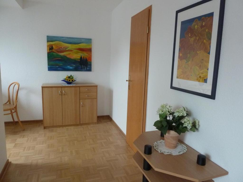 ein Zimmer mit einem Tisch mit einer Blumenvase darauf in der Unterkunft Apartmentvermietung Berg in Witten
