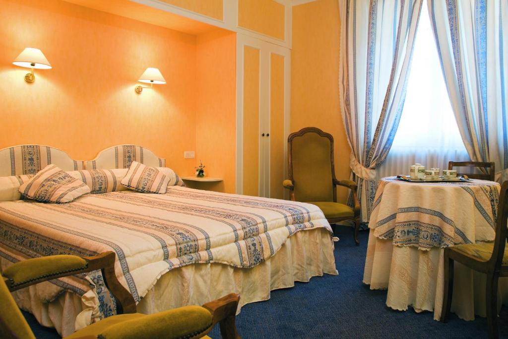 Postel nebo postele na pokoji v ubytování Hôtel d'Etigny