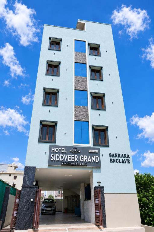 a hotel subjeegewagar grand hotel in dhaka at Hotel Siddveer Grand in Guntūr