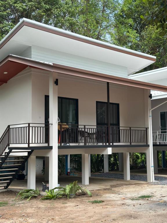 a small house is characteristic of the indian architectures at The Summer Cozy Cottage in Haad Chao Phao