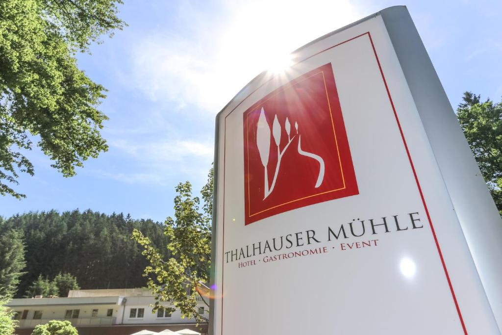 Thalhauser Mühle Hotel-Restaurant في Thalhausen: علامة على مبنى الفيلاديلفيا ميلير مولين