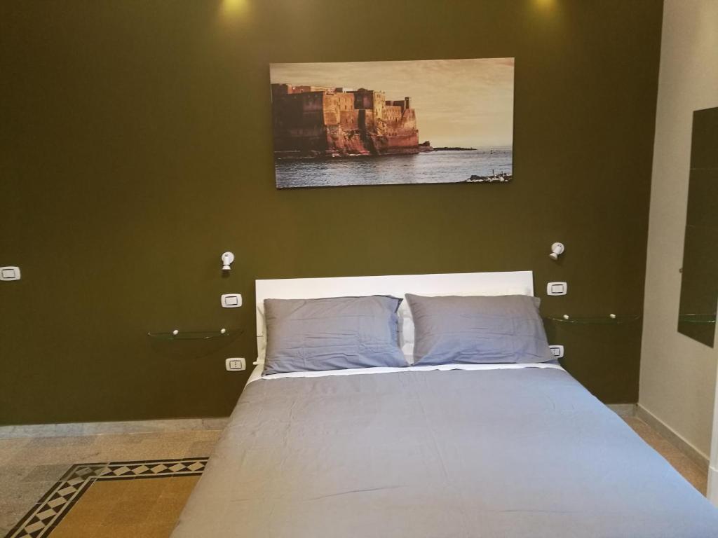 ナポリにあるB&B Marangeのベッドルーム1室(壁に絵画が描かれたベッド1台付)