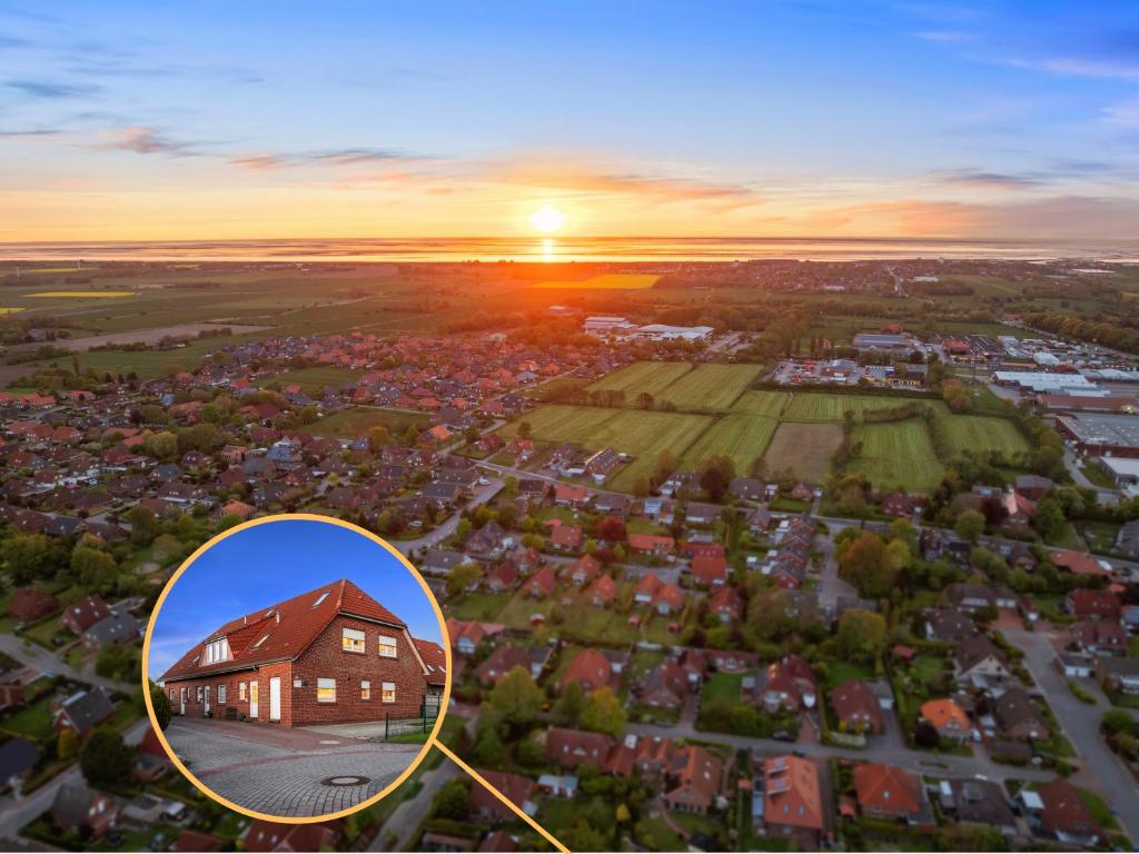 a house in the middle of a city at sunset at FroschKönig in Norden