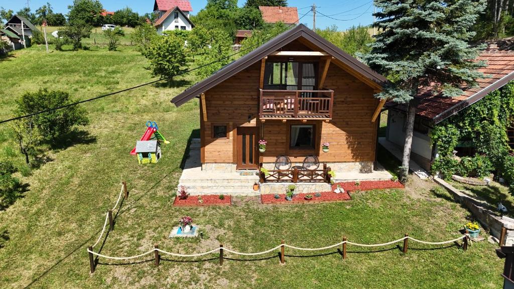 an aerial view of a house with a yard at Kraljica Radoinja in Kokin Brod