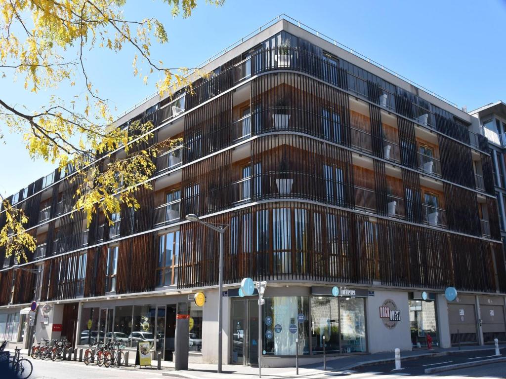 Modern Couple Stay in Lyon Docklands