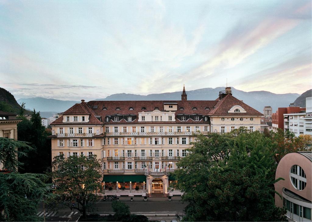 Nespecifikovaný výhled na hory nebo výhled na hory při pohledu z hotelu