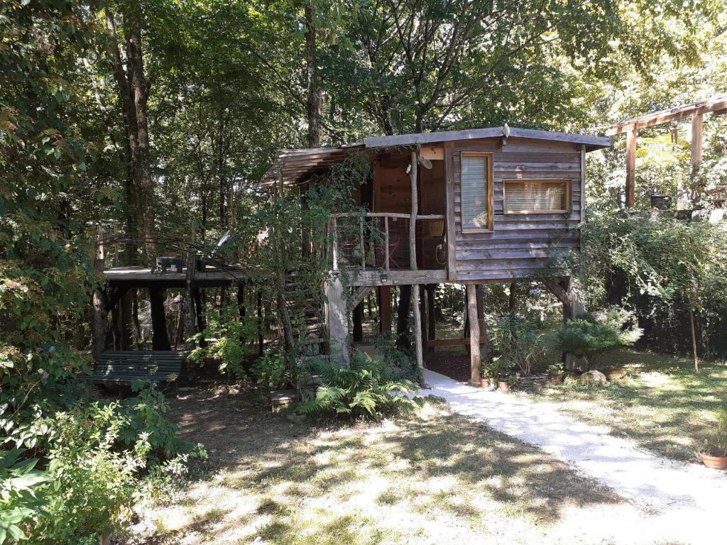 a tree house in the middle of a forest at La cabane de l'oiseau in Couze-et-Saint-Front