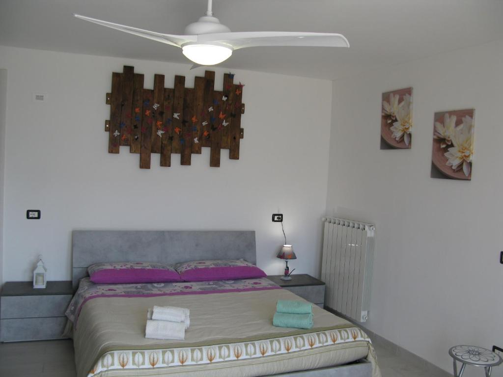 a bedroom with a large bed with purple pillows at Camera gigli al civico 29 in Collestrada